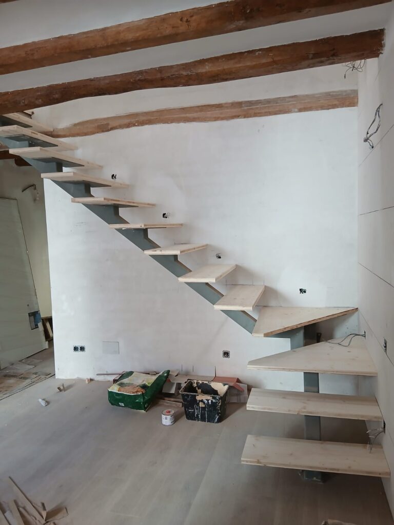 estructura metálica para escalera en malgrat de mar | Construcciones metálicas Doble B